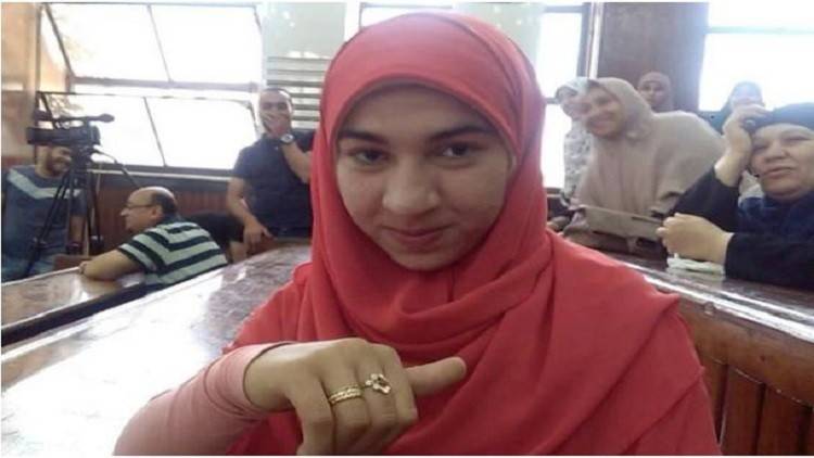 بالفيديو: خطوبة المتهم رقم 42 داخل المحكمة تثير ضجة في مصر