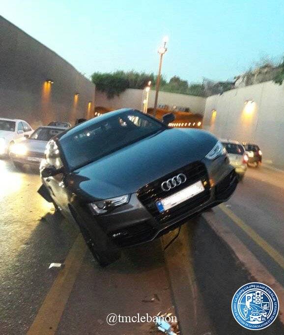 اصطدام سيارة عند انفاق المطار