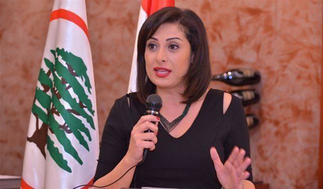 سُحب الملف من يد شانتال ليأخذه..؟!