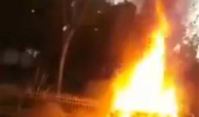 18+ بالفيديو.. لحظة احتراق سيارة بداخلها ثلاث شبان في زحلة