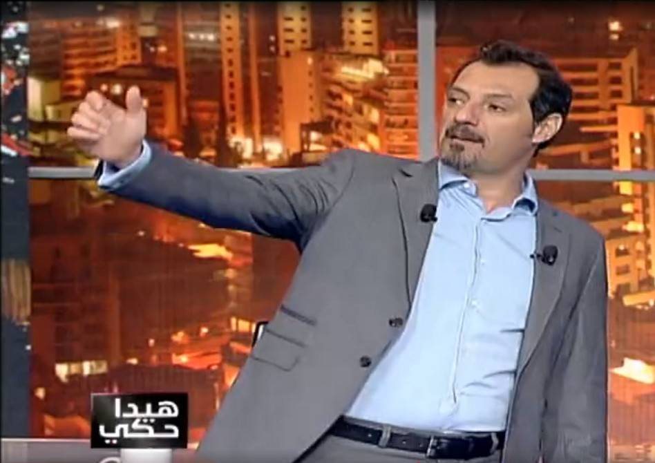 بالصورة.. عادل كرم يتصبب عرقًا على الهواء!