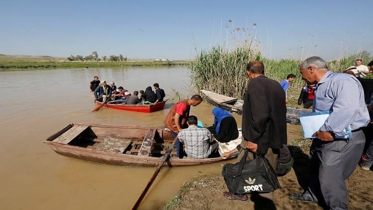 الجيش العراقي يبني جسرا عائما على دجلة