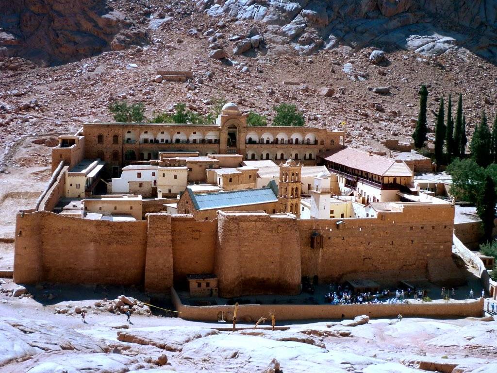 قتيل وجرحى بهجوم إرهابي على كنيسة دير سانت كاترين بمصر