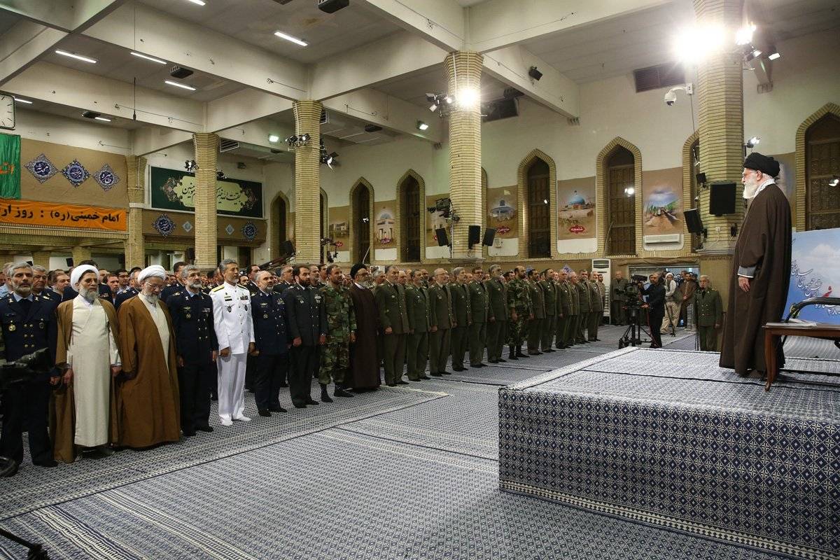 الخامنئي: لإجراء انتخابات نزيهة وهادئة بمشاركة واسعة في ايران