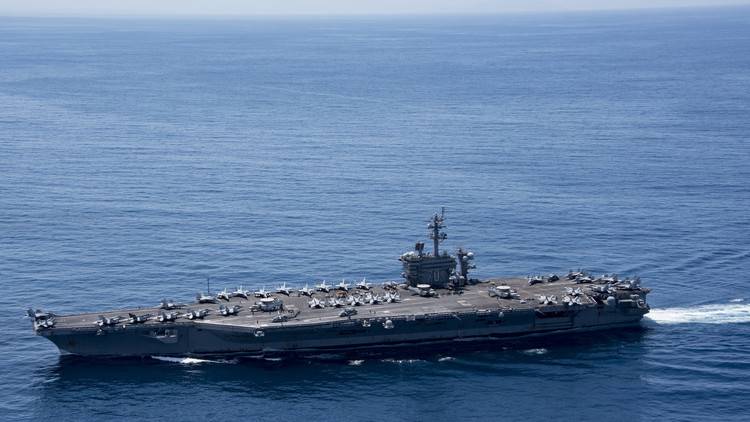 حاملة الطائرات "Carl Vinson" تسير أثناء نومها!
