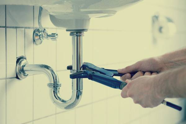 بالصور: أوهمه بتصليح منزله.. وهذا ما فعله