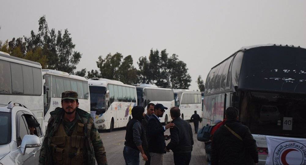 بالفيديو...الدفعة الخامسة من مسلحي الوعر تخرج وسط مراقبة روسية