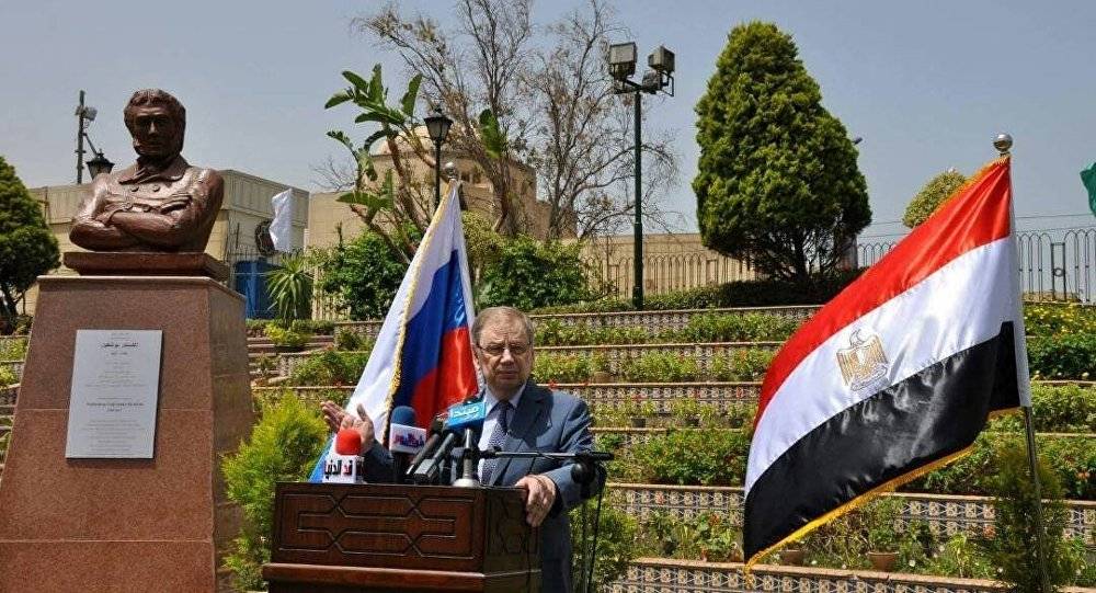 سفير روسيا في القاهرة يدشن تمثال "بوشكين" في "الحرية"