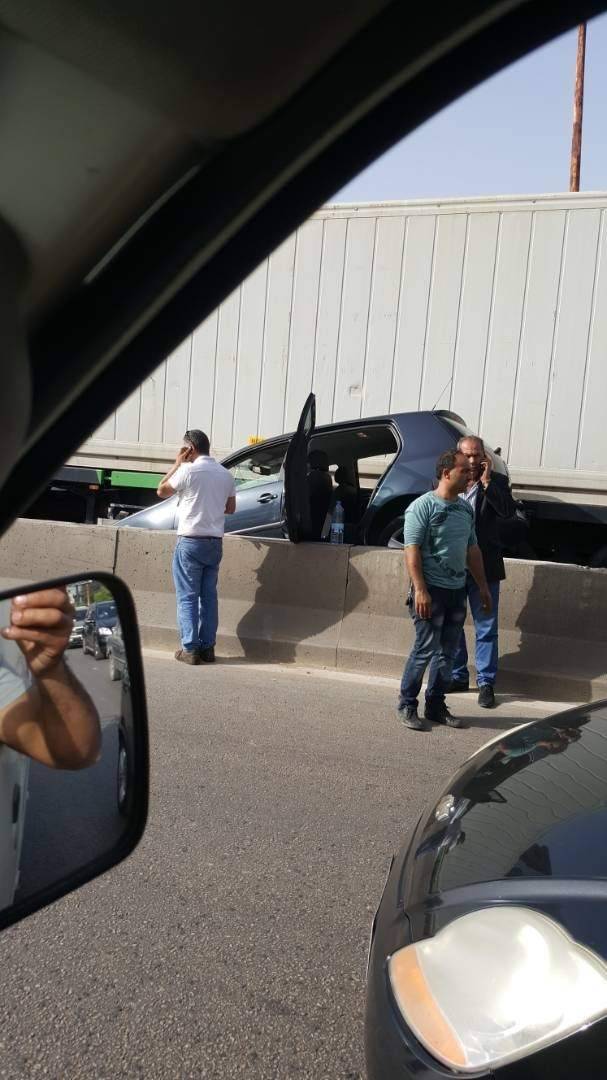 حادث سير على اوتوستراد الدورة الكرنتينا ولا إصابات