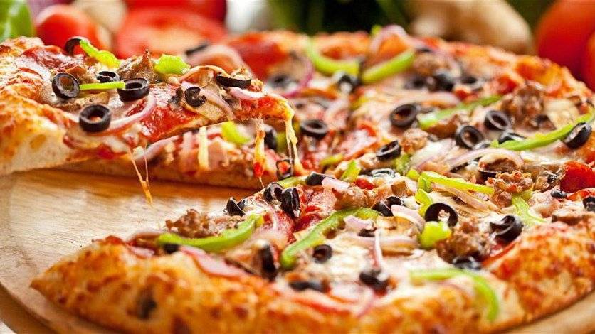 بالصورة: ماذا وجدت في شريحة البيتزا قبل تناولها بلحظة؟