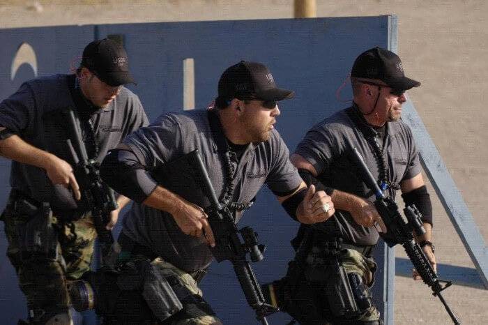 لماذا يرتدي حراس الأمن والحرس الشخصي نظارات سوداء غالبًا؟