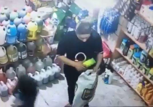 بالفيديو.. امرأة تسرق "سوبرماركت" مع أطفالها في طرابلس!