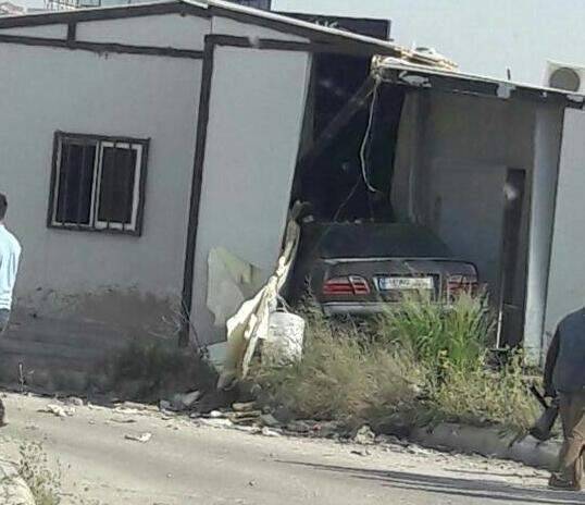 بالصورة - سيارة تجتاح مكتب هندسة في صيدا وهذا ما حلّ بالسائق!
