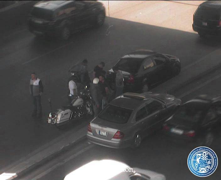 حركة المرور كثيفة من انطلياس باتجاه اول محول نهر الموت بسبب تعرض احد السائقين لعارض صحي في المحلة