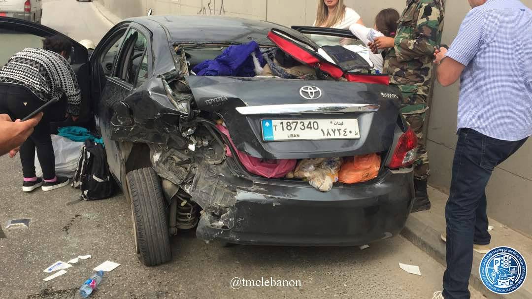 التحكم المروري: جريح نتيجة تصادم بين سيارتين بعد جسر خلدة باتجاه بيروت سبب بازدحام مروري في المحلة