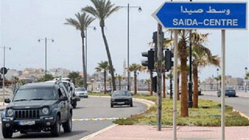 أهالي من سكان الشويفات يقطعون طريق صيدا القديمة عند مفرق دير قوبل وسط انتشارٍ كثيف للجيش (الجديد)