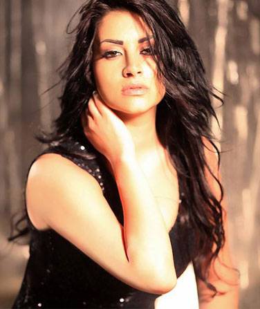 سارة فرح تقبّلكم بصورة جنسية من غرفة نومها!