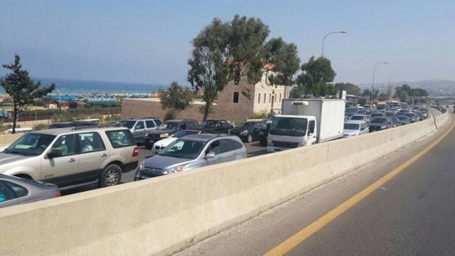 بالصور.. طريق الجنوب سجن كبير
