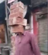 بالفيديو.. لقطاتٌ مذهلة لرجل يرفع الحجارة بأسنانه!