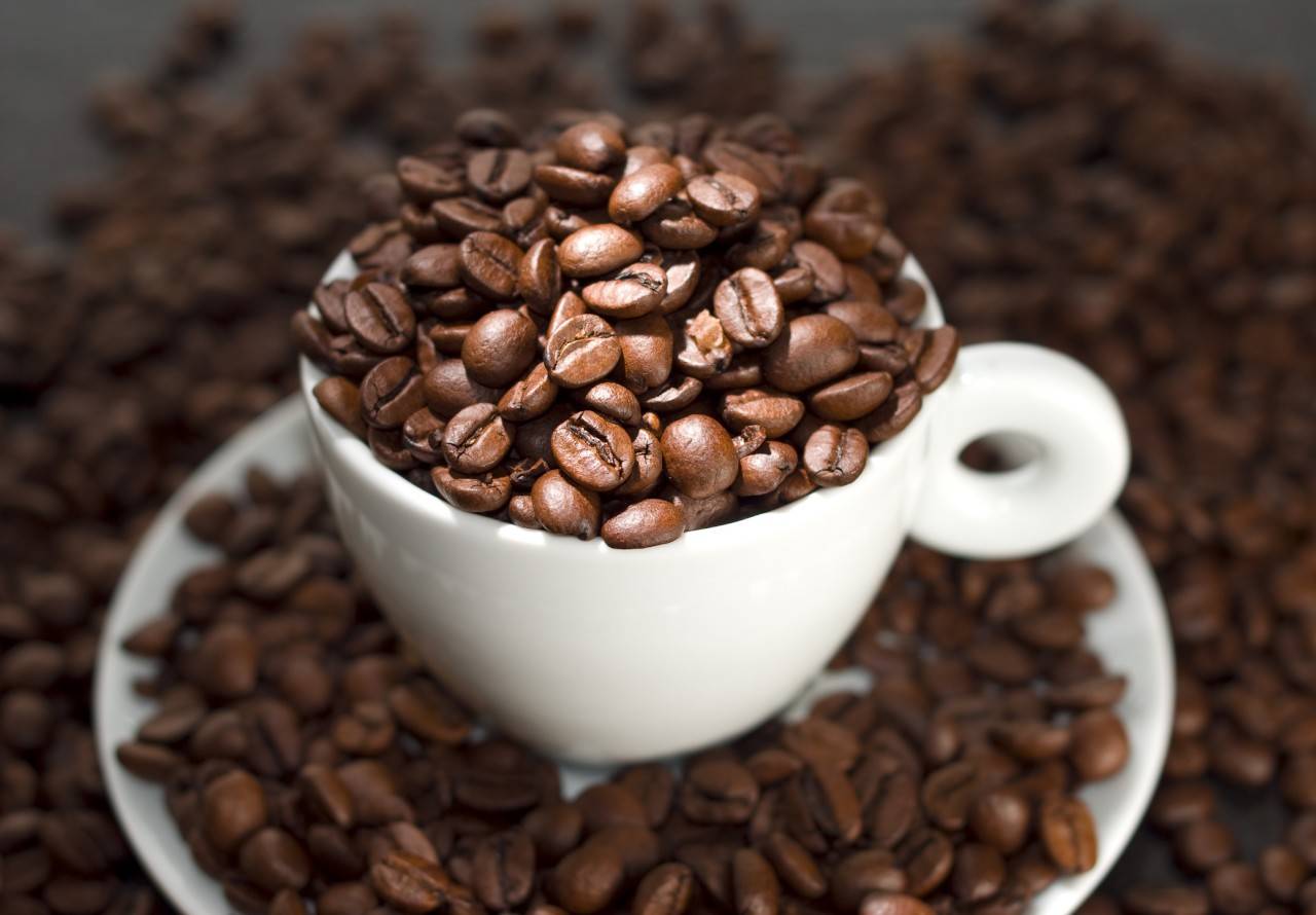 لهذه الأسباب.. لا تتناول الكافيين بعد الثانية ظهراً!