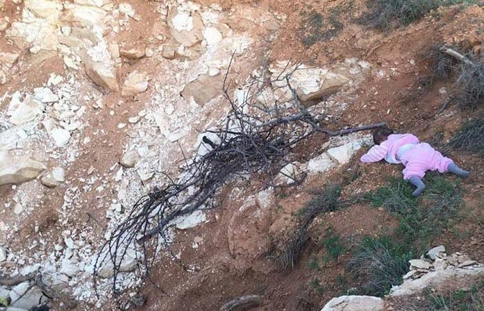 ما صحة صورة جثة الفتاة المرمية في سهل سرعين؟