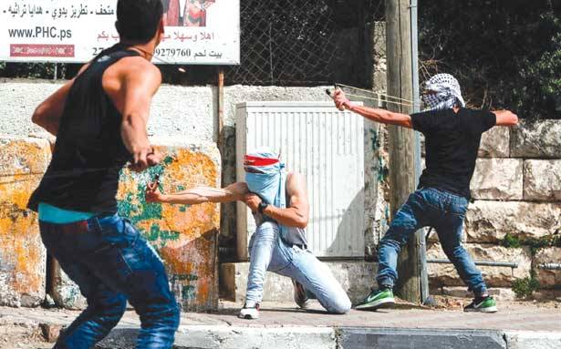 الفلسطينيون يؤدون صلاة الجمعة برحاب الاقصى