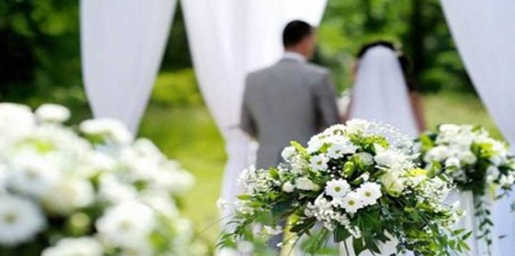 بالفيديو- عريس ساحر يطير بعروسه وسط ذهول الحضور.. كيف انتهى الأمر؟