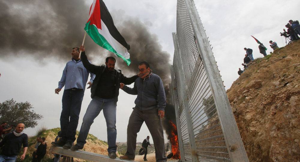 وقفة تضامنية بالقدس مع الأسرى المضربين عن الطعام.. و"إسرائيل" تفضها