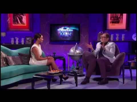 بالفيديو.. مذيع يلمس مؤخرة كيم كارداشيان وهي...!!