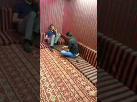 شاهد: رد فعل خليجي وجد ثعبانًا أثناء جلوسه مع أصدقائه