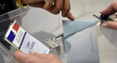 صناديق الاقتراع الفرنسية أقفلت...  فمن هما الفائزان؟