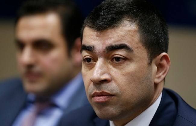 ماذا فعل وزير الطاقة بعدما تم منعه من دخول الوزارة من قبل المياومين المعتصمين؟