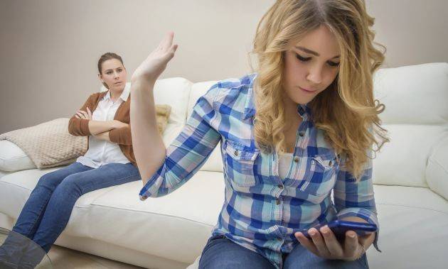 5 نصائح للتعامل مع ابنك بمرحلة المراهقة.. إياك والتوبيخ!