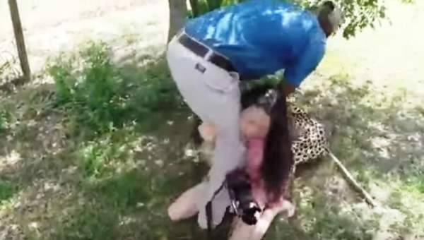 أنثى فهد تباغت سائحة ..بالفيديو