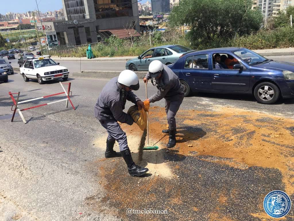 التحكم المروري: تسرب مادة المازوت على الطريق الممتد من الشفرولية فرن الشباك باتجاه مستديرة رزق الله سن الفيل وعناصر مفرزة سير الجديدة تعمل على معالجتها