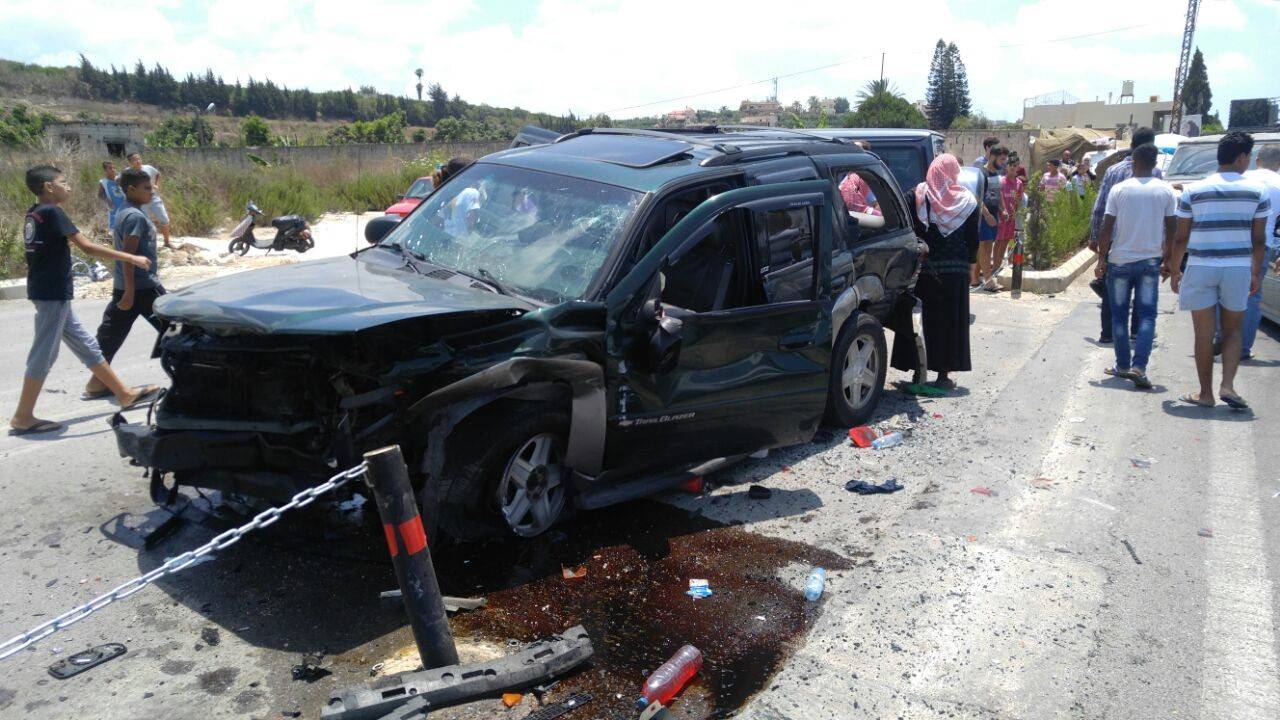 إصابة شخصين بحادث سير على أوتوستراد بخعون