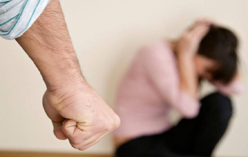 بالفيديو: إعتدى على زوجته وابنته ... اليكم التفاصيل الصادمة!