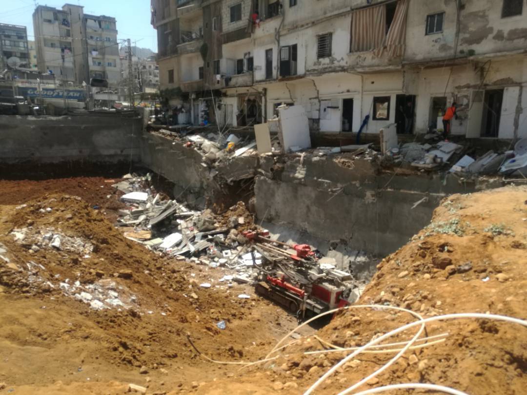 انهيار حائط دعم في ورشة بناء في البوشرية يتسبب بهدم مبنى ملاصق