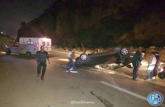 بالصورة: جريح في انقلاب سيارة على أوتوستراد المتن