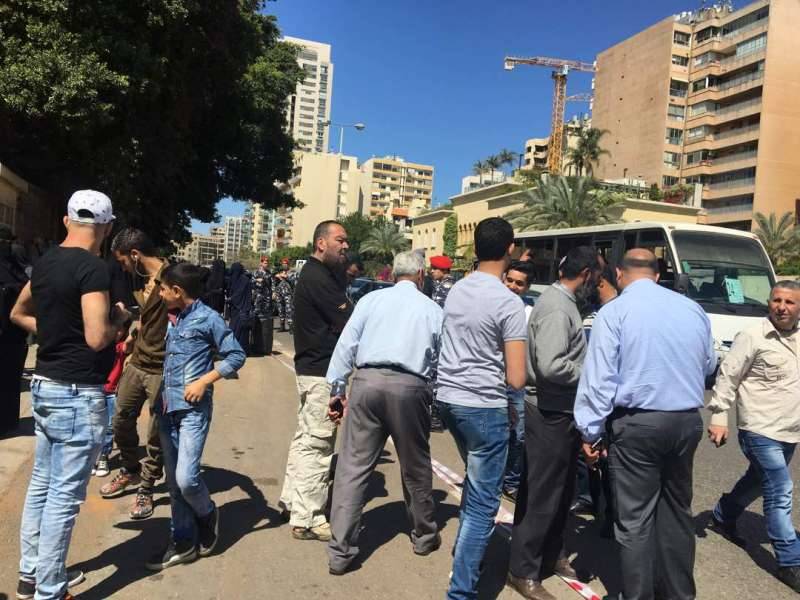 أهالي الموقوفين الاسلاميين بدأوا بالتجمع امام المحكمة العسكرية