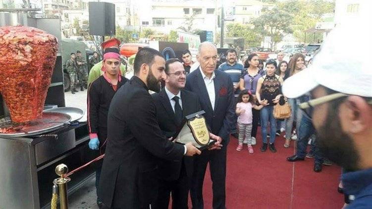 وزير السياحة يفتتح أكبر سيخ شاورما في جبيل