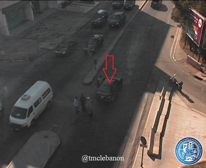 جريح نتيجة اصطدام سيارة بالفاصل الوسطي على الطريق الشفروليه فرن الشباك باتجاه الحازمية  (التحكم المروري)