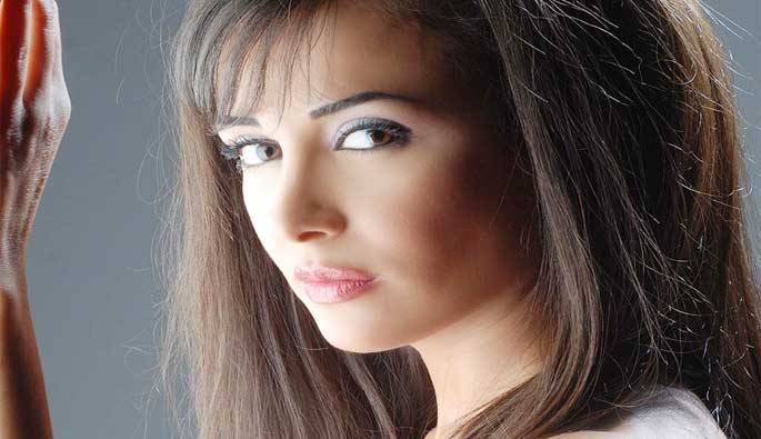 كندة حنا تشن هجوماً عنيفاً على ناشري صورها !