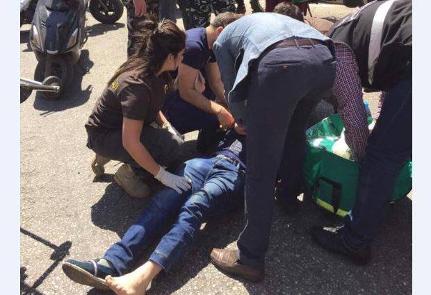 بالصور.. سيارة تصدم دراجة نارية في فردان!