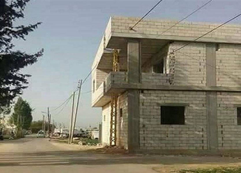 بالصور.. نازحٌ سوري يشيد أغرب منزل في لبنان و الشرق!