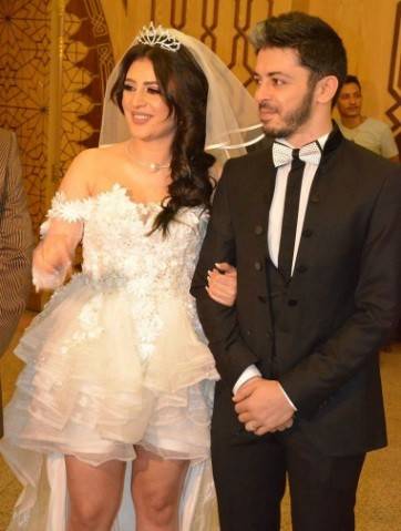 بعدما أثارت الجدل بفستان زفافها القصير.. تعليق عنيف للفنانة الشابّة!