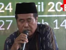 شاهد وفاة أشهر قارئ للقرآن بإندونيسيا وهو يتلو في حفل رسمي على الهواء