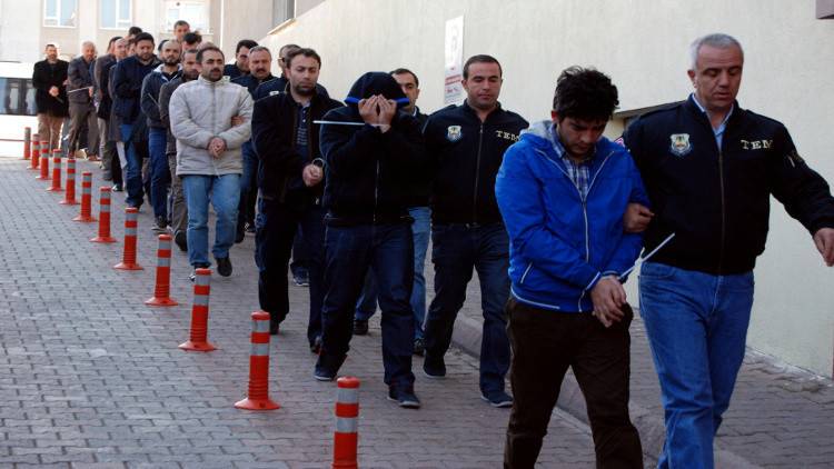 أنقرة تعتقل نحو ألف شخص للاشتباه بانتمائهم إلى حركة غولن