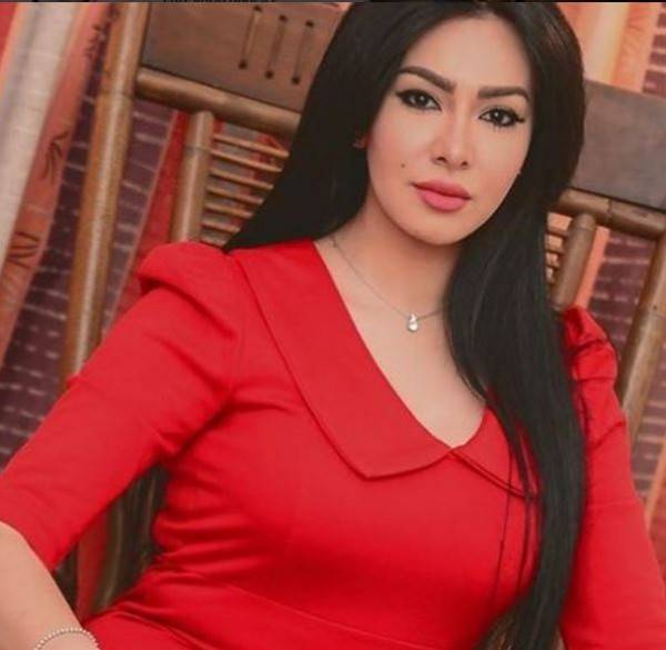 ملابس ميرهان حسين المكشوفة تدفعها للقيام بأمر غريب!