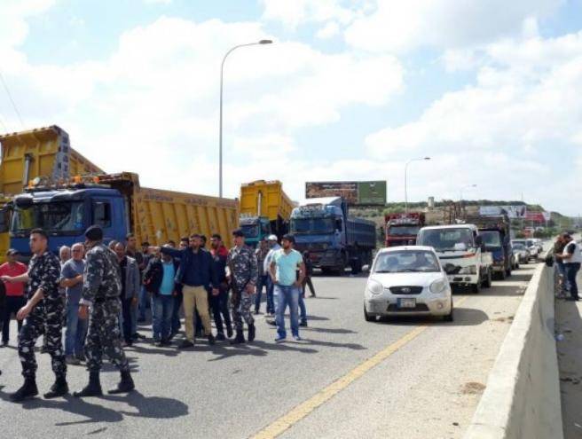 أصحاب الشاحنات يشلّون البلاد والمحصّلة: إطلاقُ نار وشغب